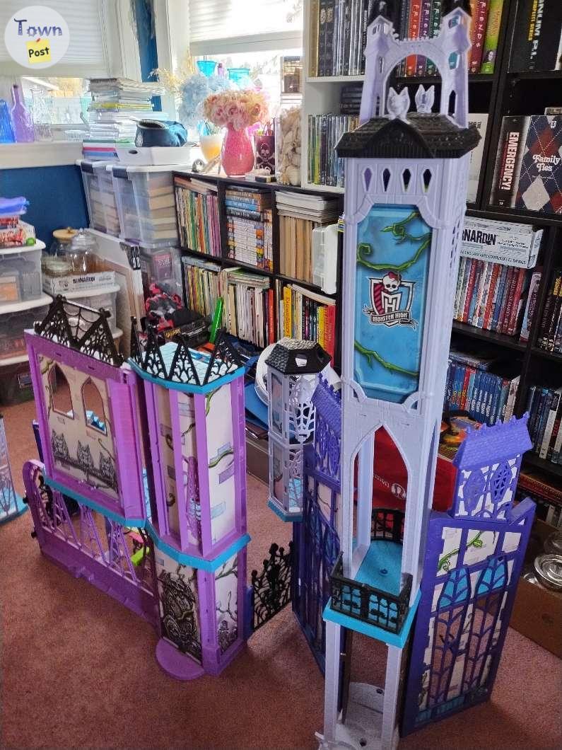 Photo of Monster High school/castle 